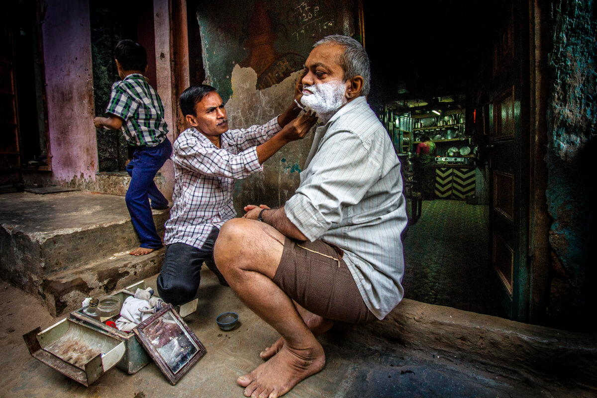 Barber in Dharavi street photography 2016